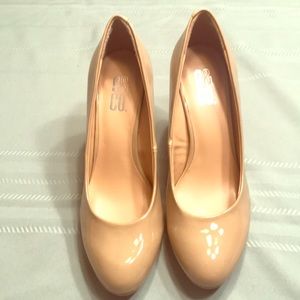 Nude dress pumps
